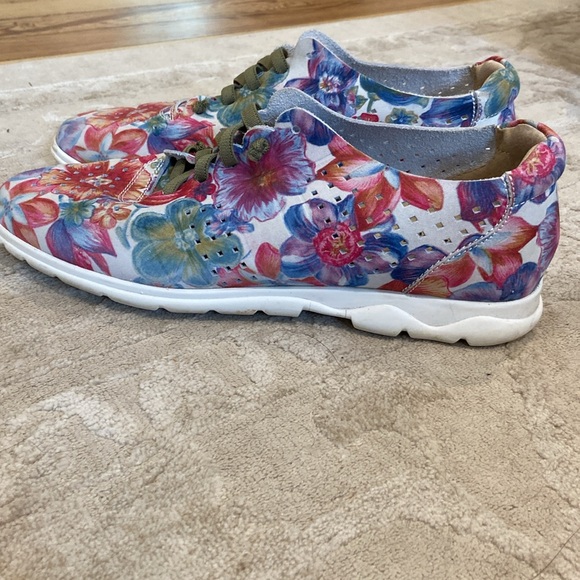 Vaneli Sport Lilo Multicolor Calf Leather Floral
Fashion Sneakers size 10 - Picture 4 of 7